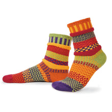 Load image into Gallery viewer, Solmate Socks: Daffodil Adult Crew

